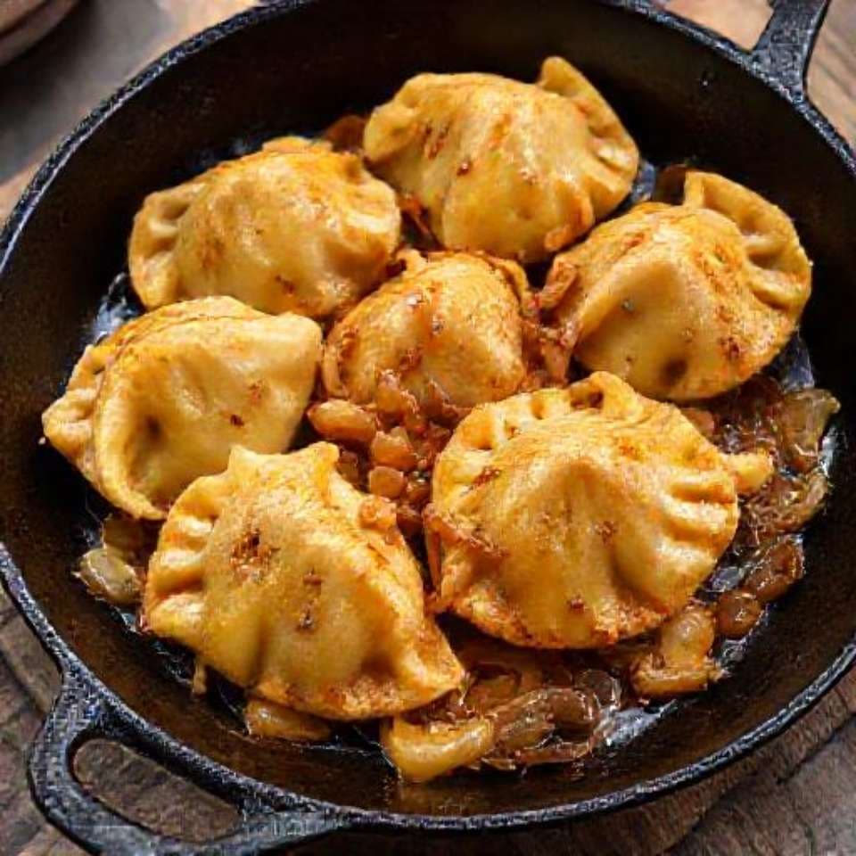 Вареники с картошкой и жареным луком на сковороде