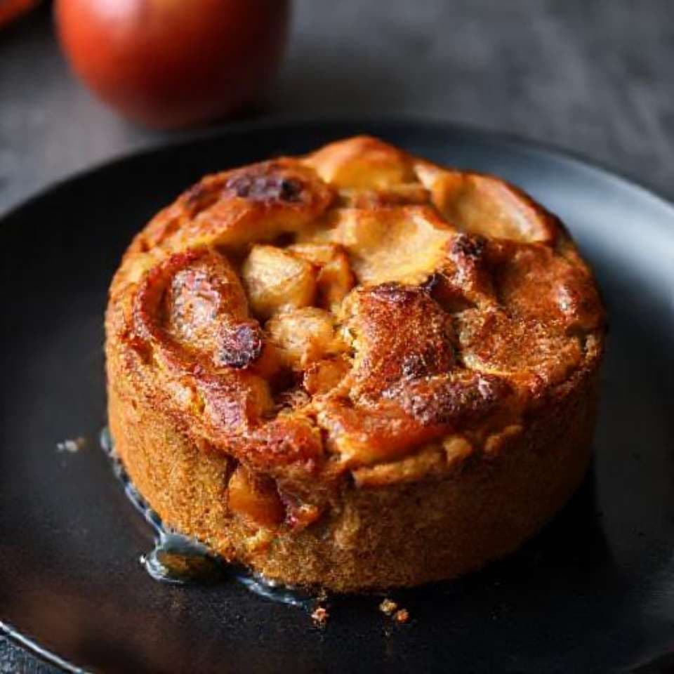 Шарлотка с яблоками и томатной пастой (необычный вариант)