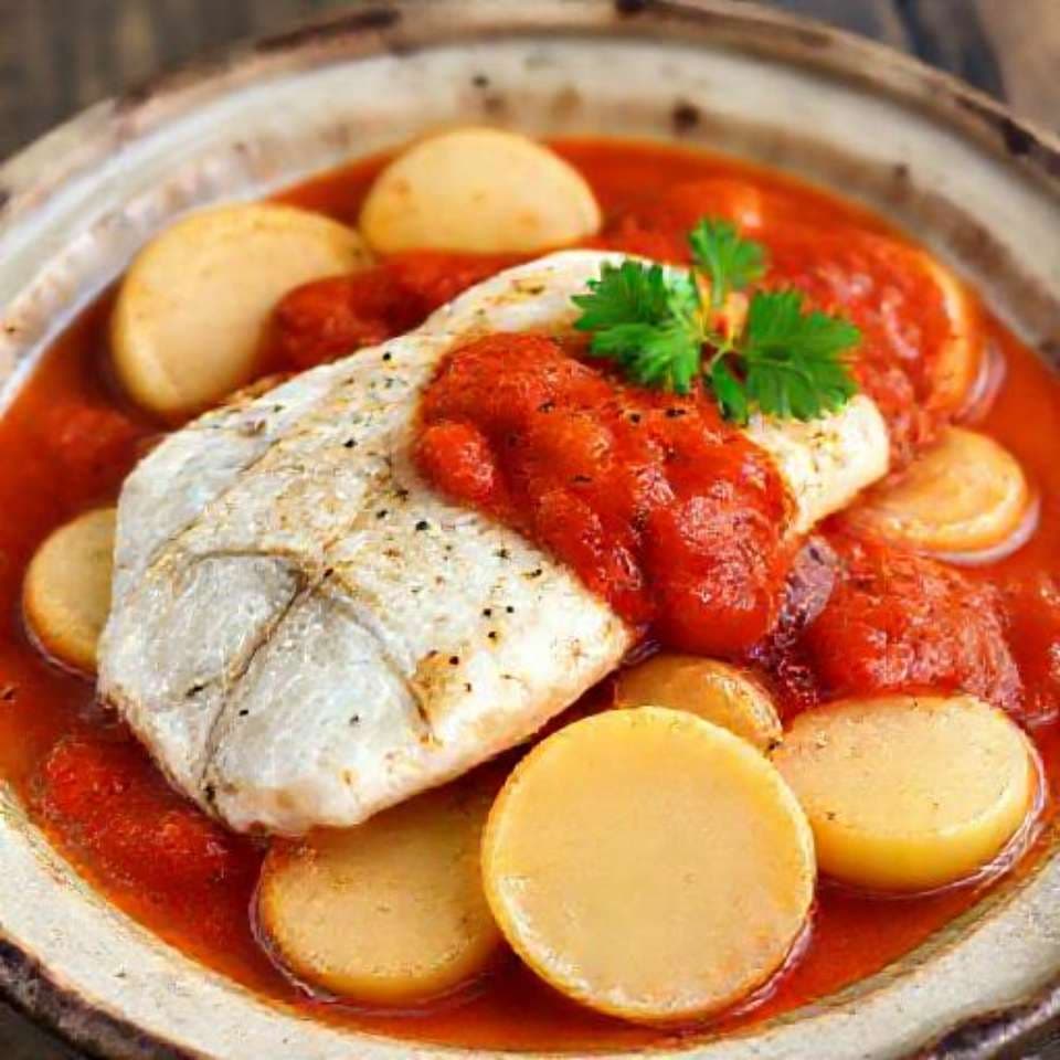 Рыба, запеченная с картофелем и томатным соусом