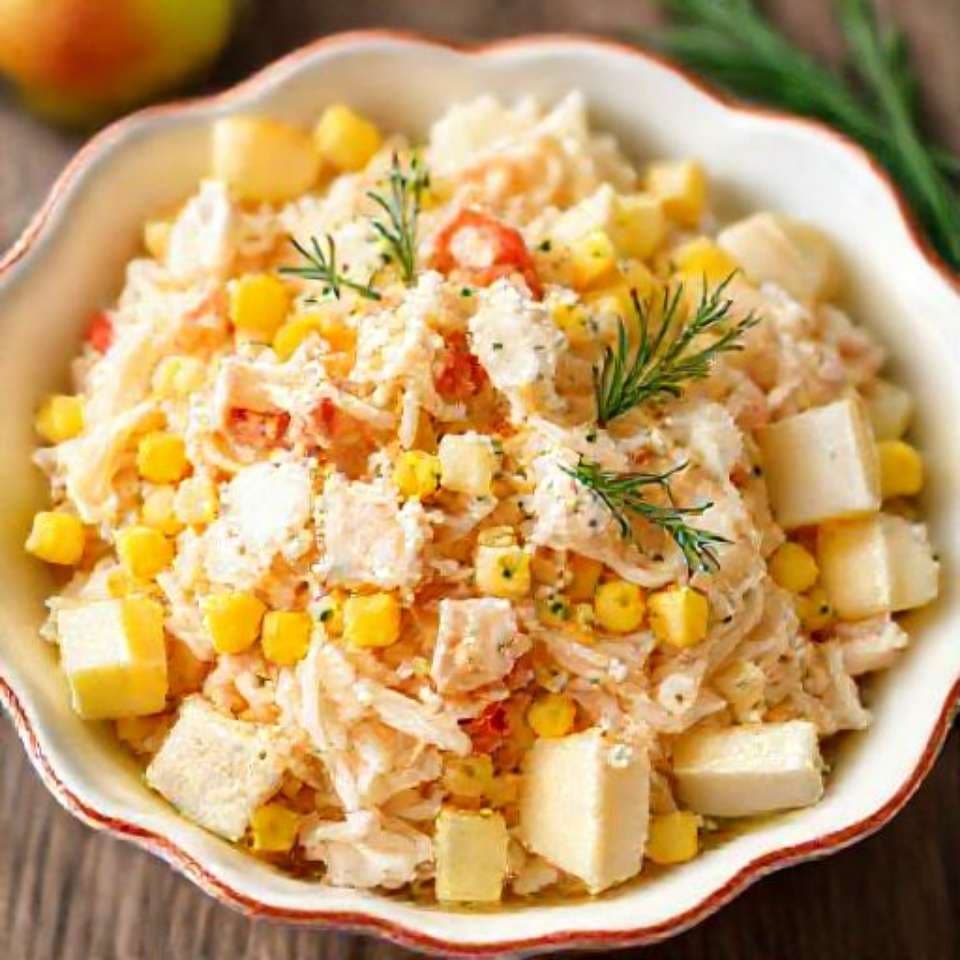 Крабовый салат с яблоком и сыром
