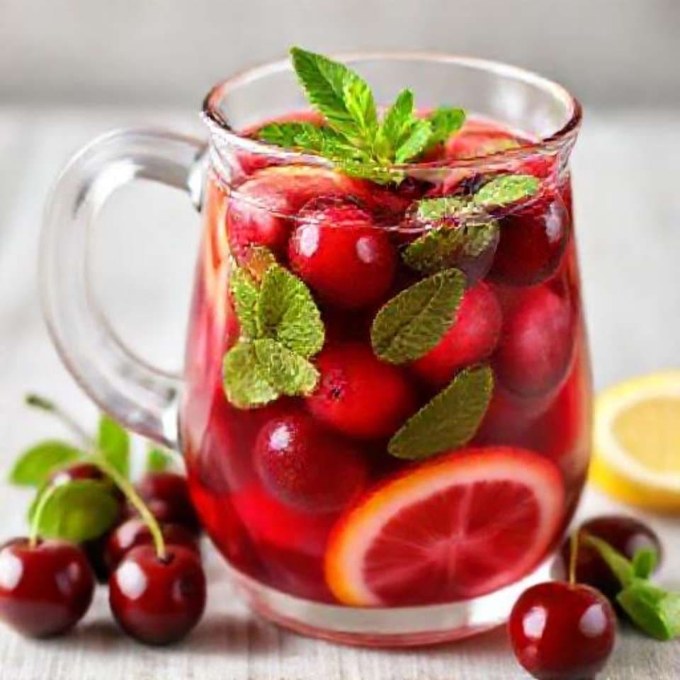 Компот из черешни с мятой и лимоном
