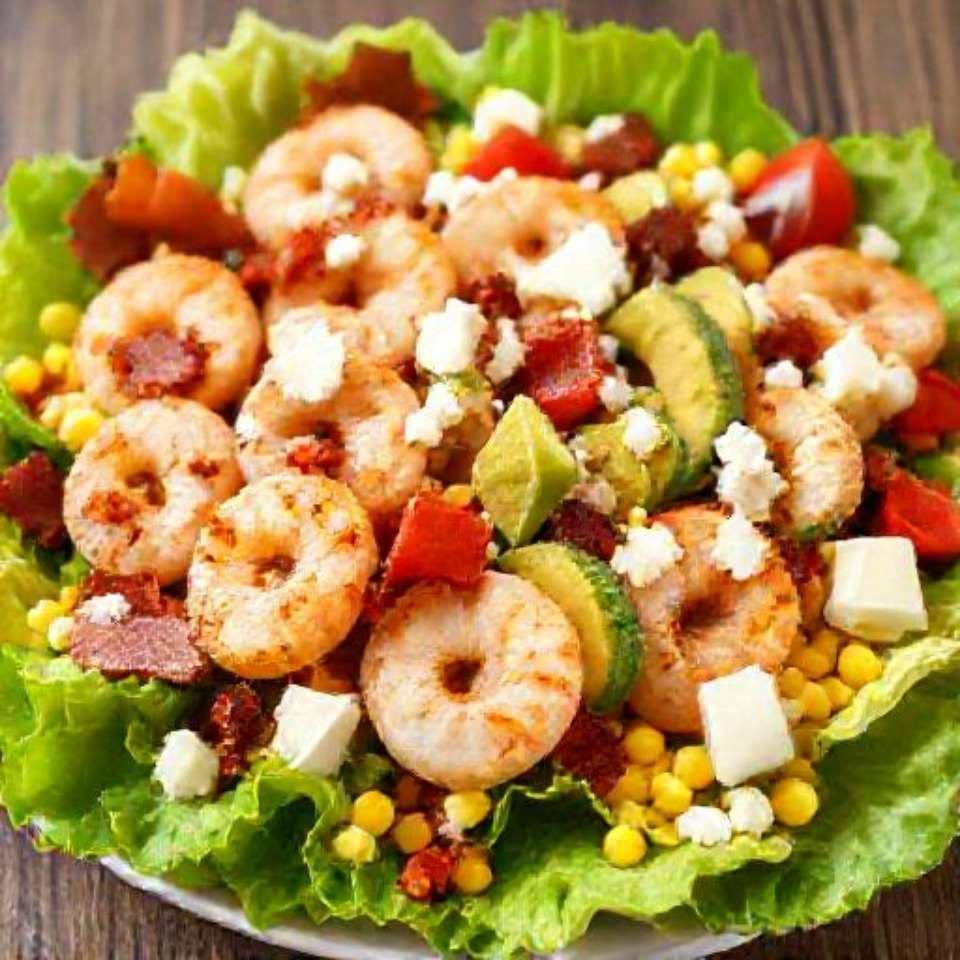 Кобб-салат с креветками и кукурузой