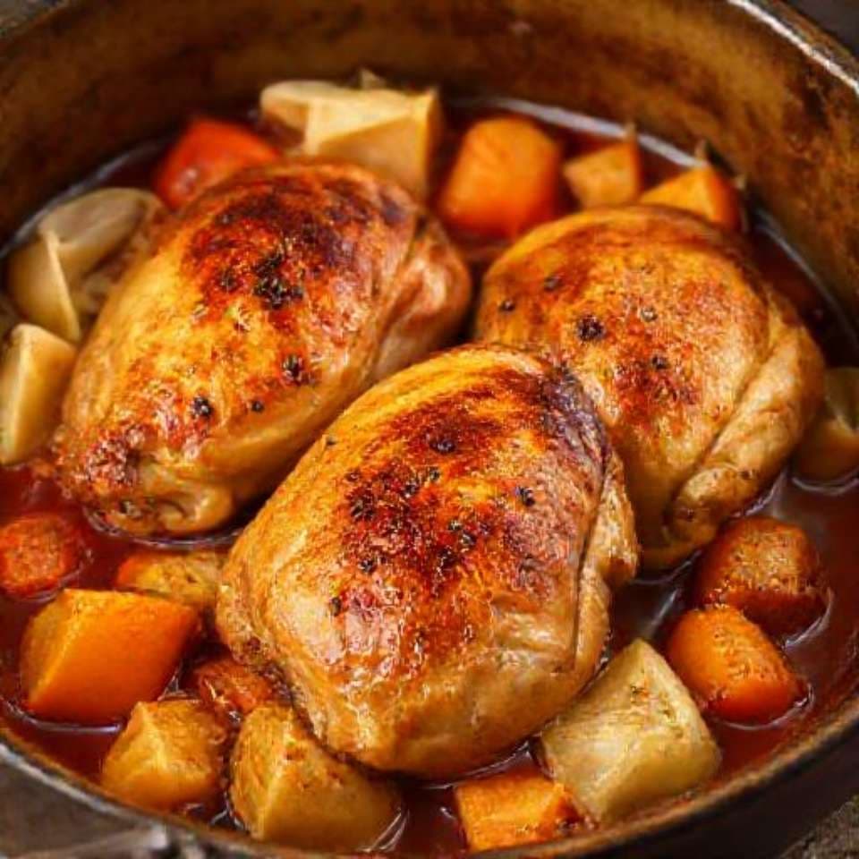 Куриные бедра, тушеные с овощами