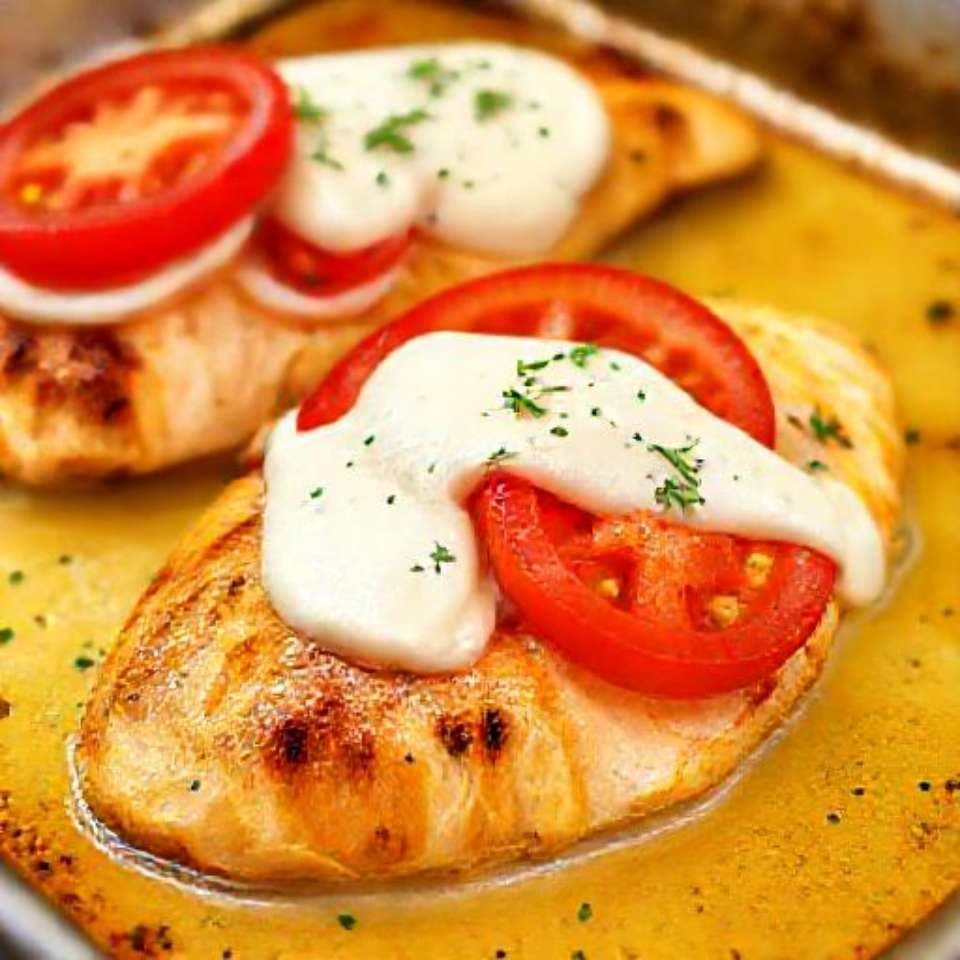 Куриное филе, запеченное с помидорами и сыром