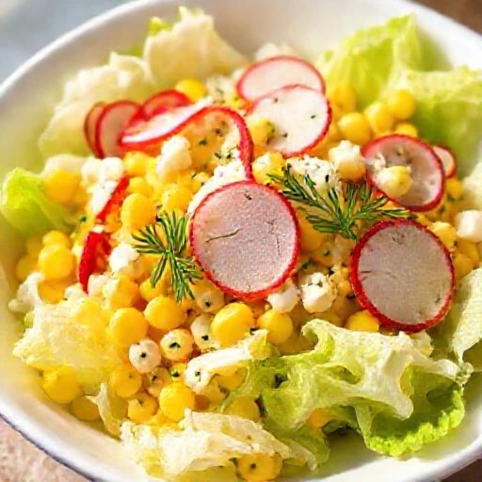 Салат с брынзой, кукурузой и редисом