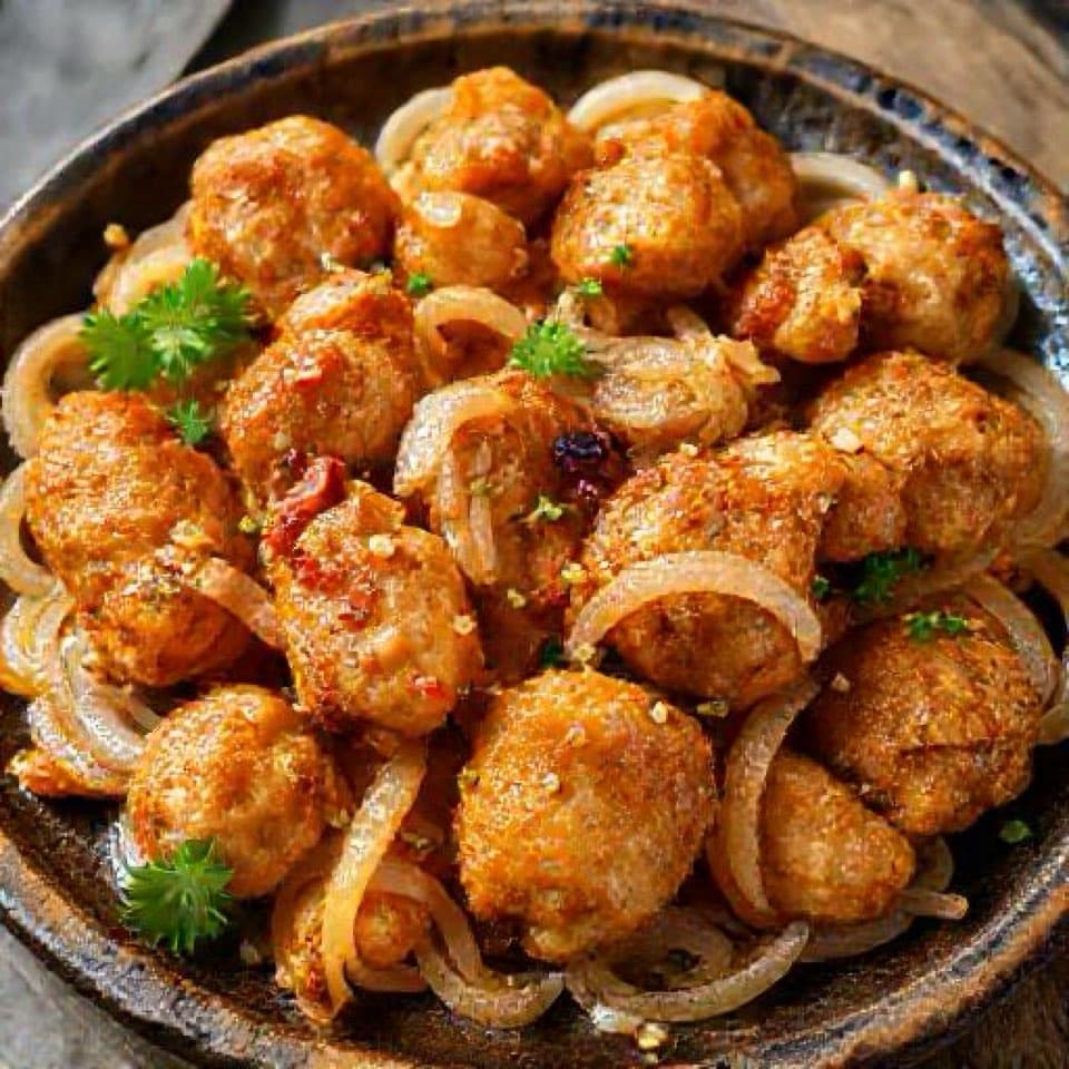 Жареная курица с луком и чесноком