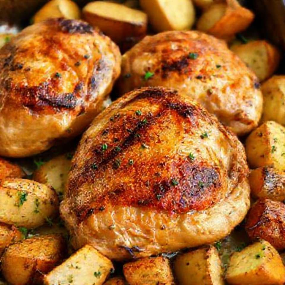Куриные бедра, запеченные с картофелем и чесноком
