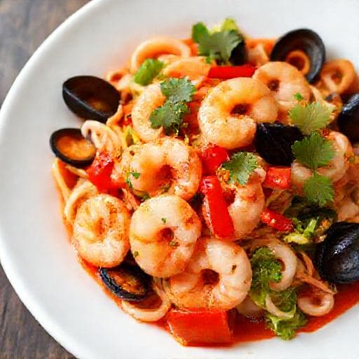 ยำทะเลรวมมิตร (Classic Seafood Salad)