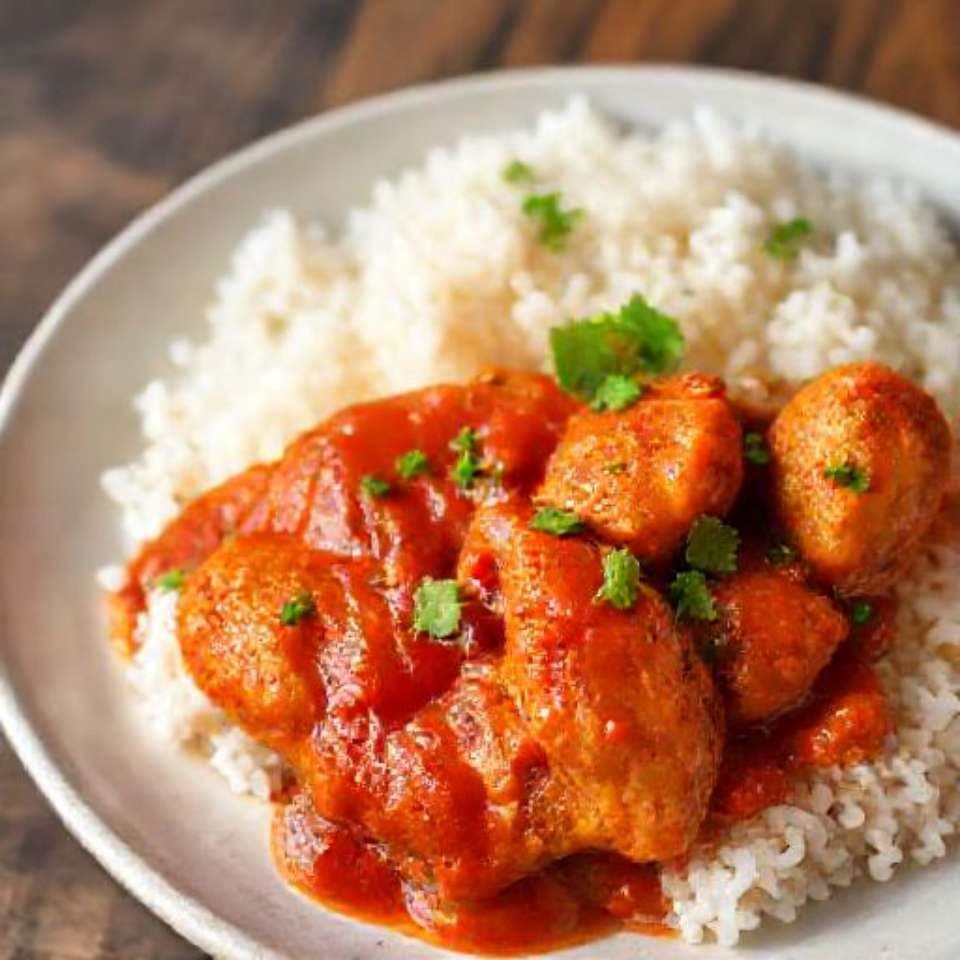 دجاج مقلي سريع مع صلصة الطماطم والأرز
