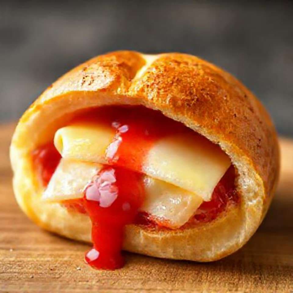 Roti Gulung Keju Stroberi Manis
