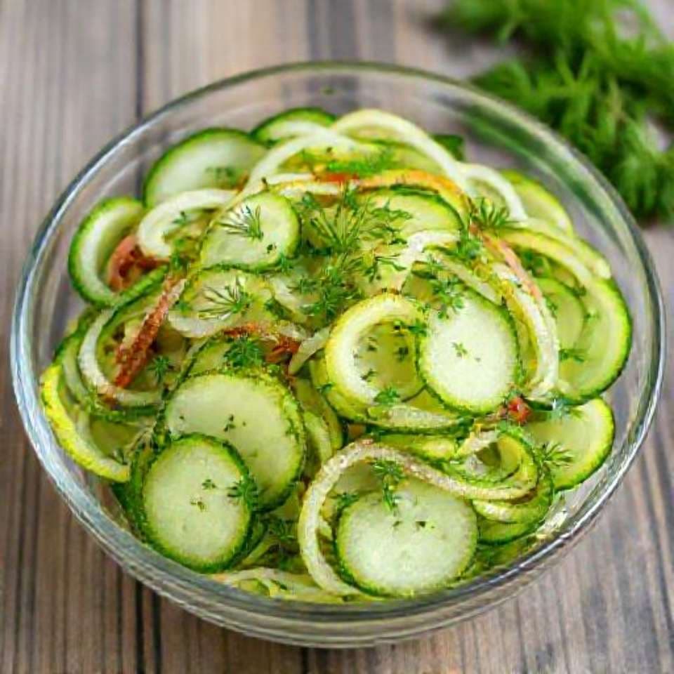 Салат из свежих и маринованных огурцов с зеленью