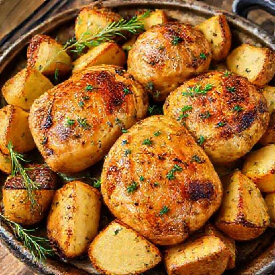 Куриные бедрышки, запеченные с картофелем и травами