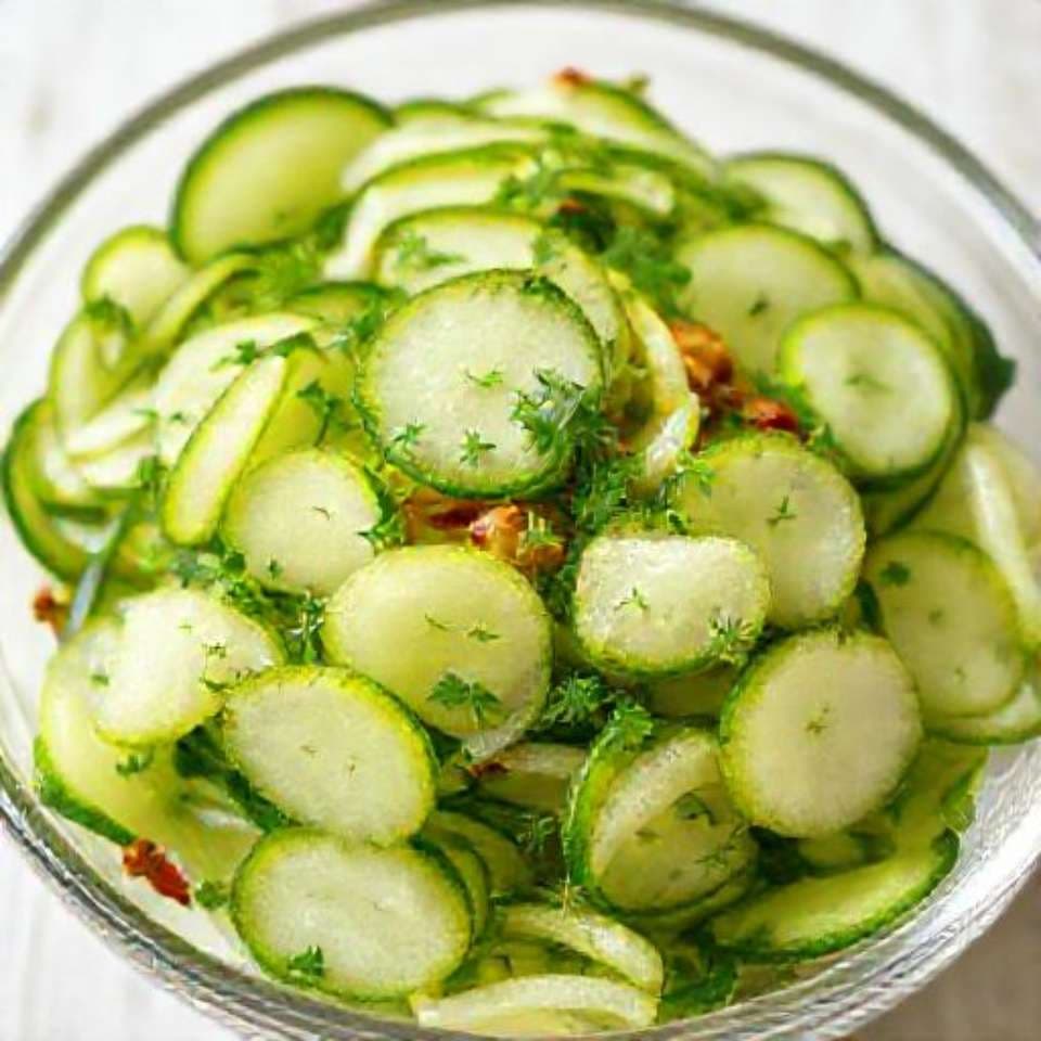 Салат из свежих и маринованных огурцов с зеленью
