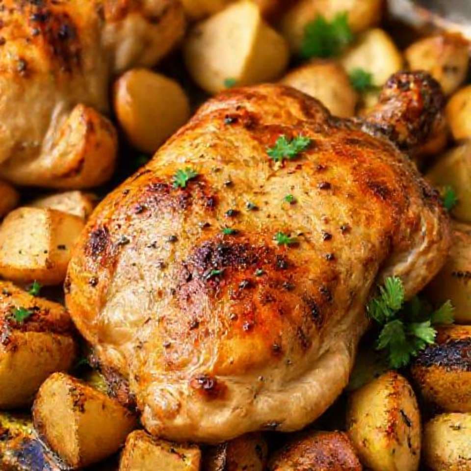 Куриные бедра, запеченные с картофелем и чесноком
