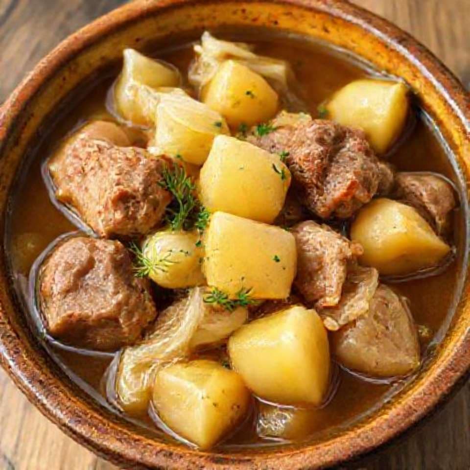 Свинина, тушеная с капустой и картофелем