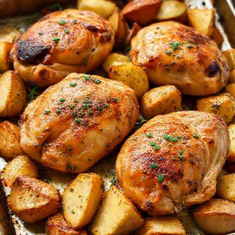 Куриные бедра, запеченные с картофелем и чесноком