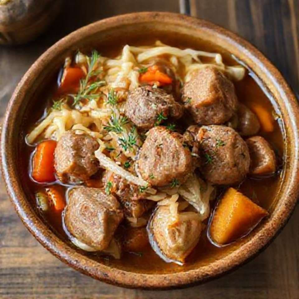 Свинина, тушеная с капустой и морковью