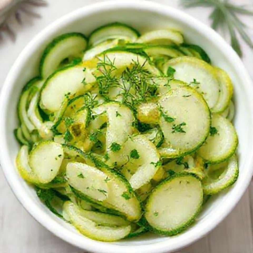 Салат из свежих и маринованных огурцов с укропом