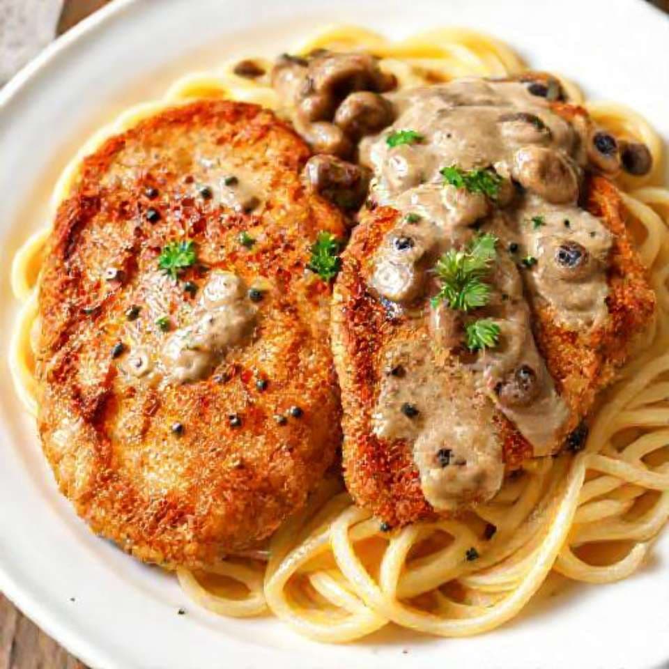 Свиные котлеты с макаронами и грибным соусом