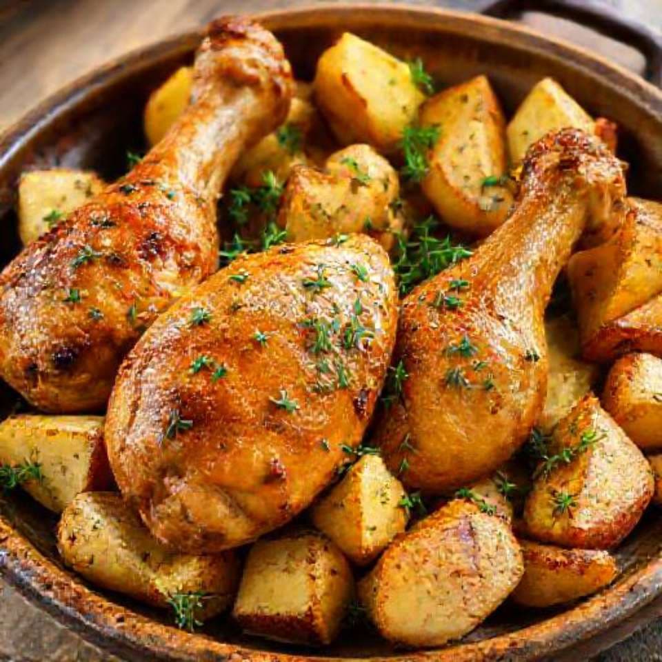 Куриные голени, запеченные с картофелем и укропом