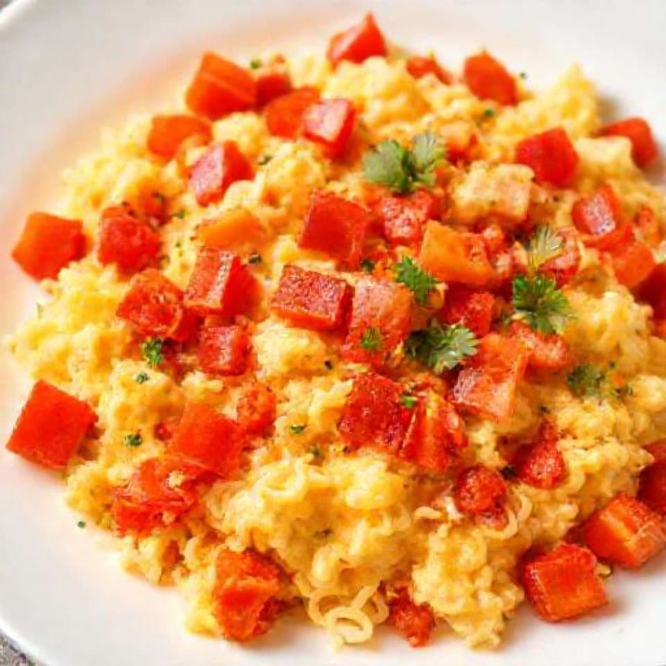 Klassisches Rührei mit Tomaten und Paprika