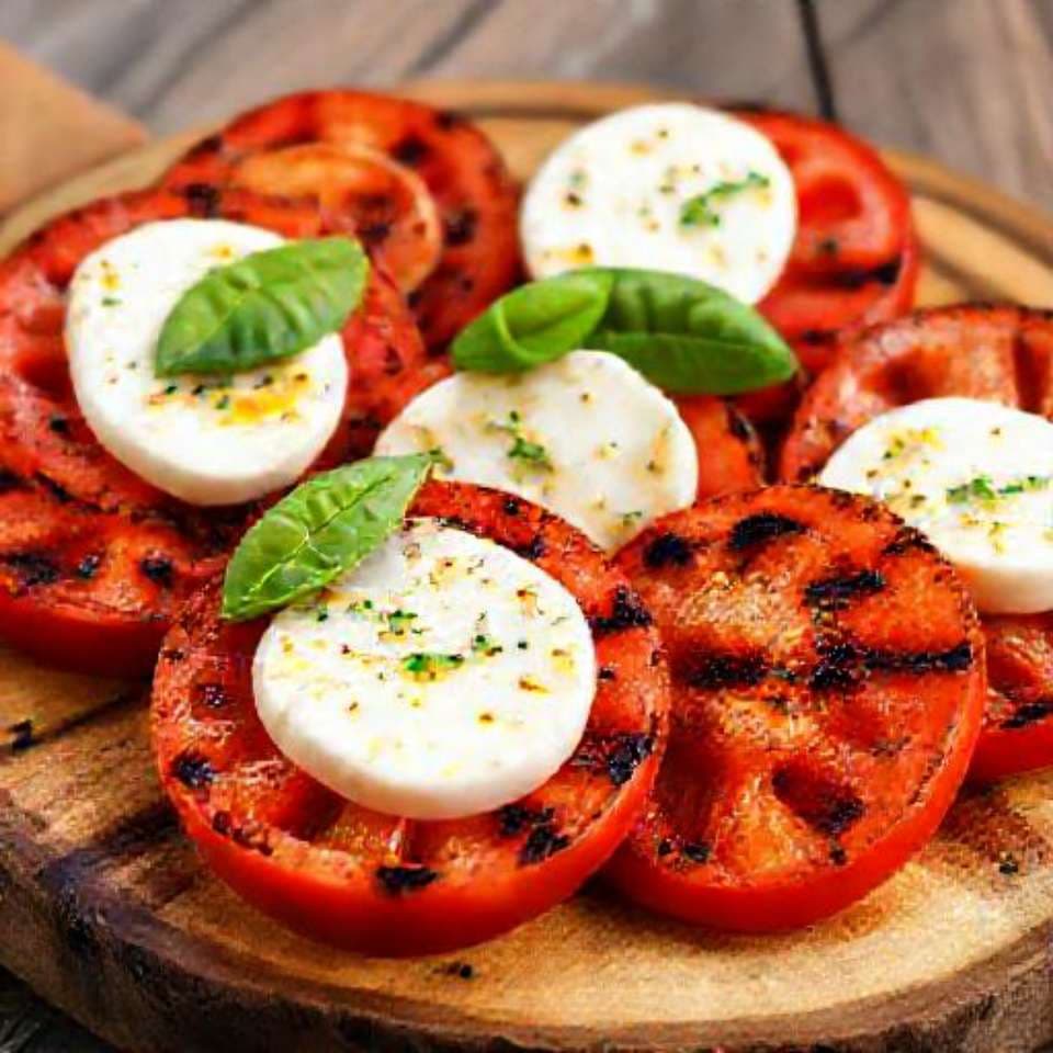 Gegrillte Tomaten mit Mozzarella und Basilikum