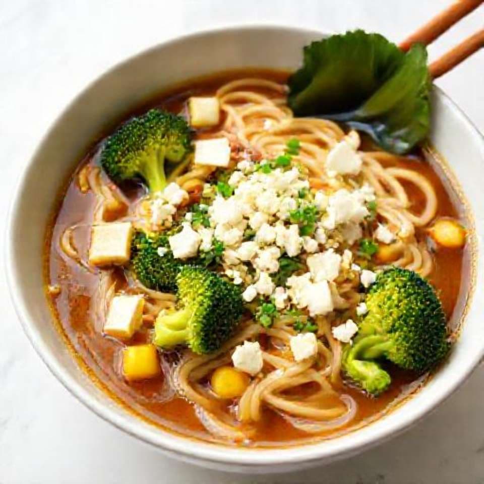 Miso Ramen mit Brokkoli und Feta