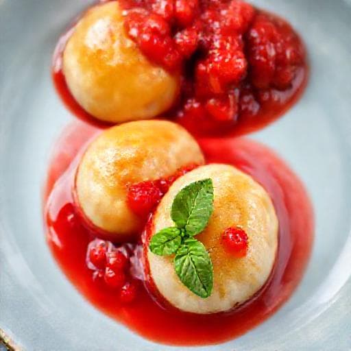 Topfenknödel mit Erdbeer-Röster
