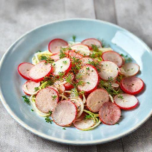 Wurstsalat mit Radieschen und Kräutern