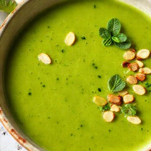 Vellutata di Zucchine e Menta con Mandorle Tostate