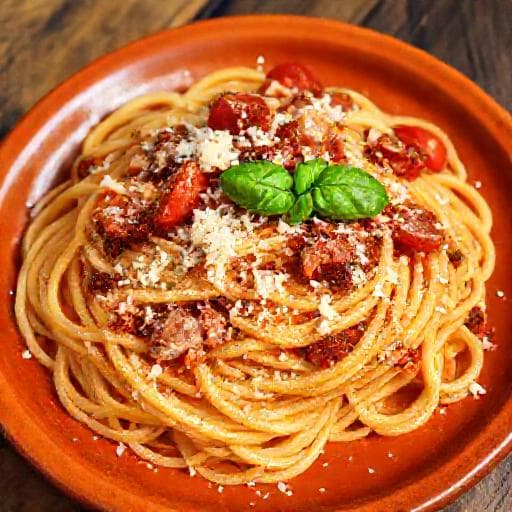 Bucatini all'Amatriciana con Guanciale Croccante e Pomodorini Freschi