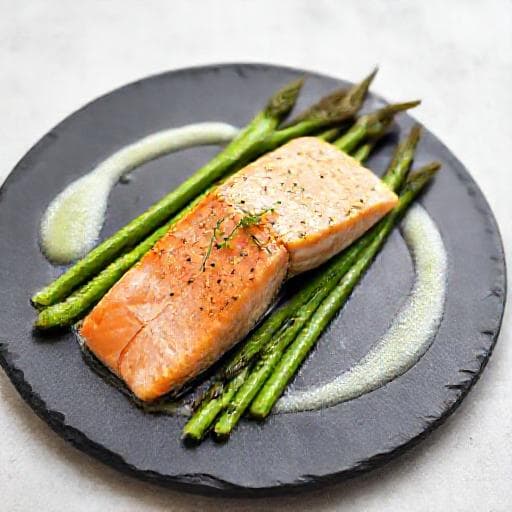 Saumon à l'oseille, émulsion légère et asperges vertes