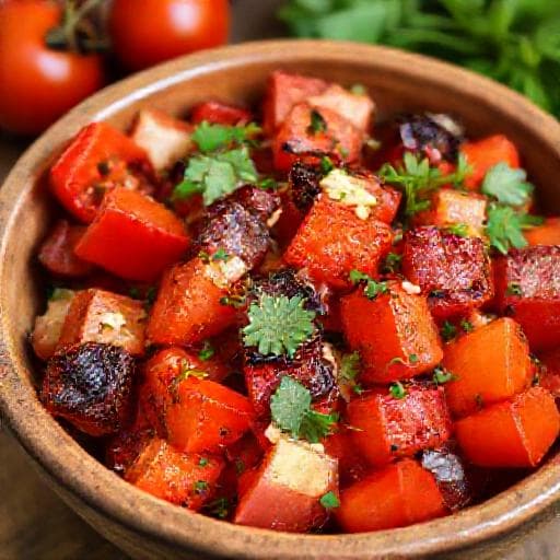 Класическа салата с домати и печени чушки