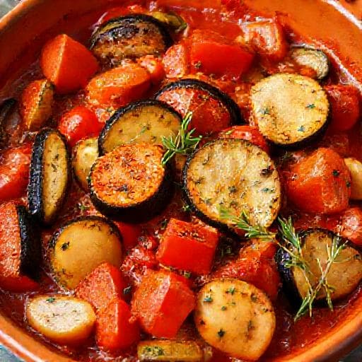 Ratatouille Niçoise (cu sos de roșii și ierburi)