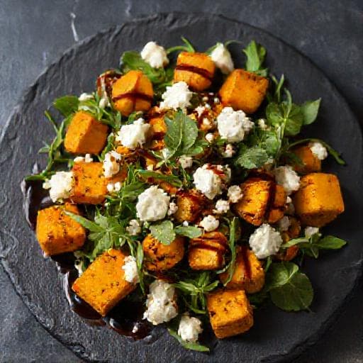 Salată de Dovleac Copt cu Brânză Feta și Rucola