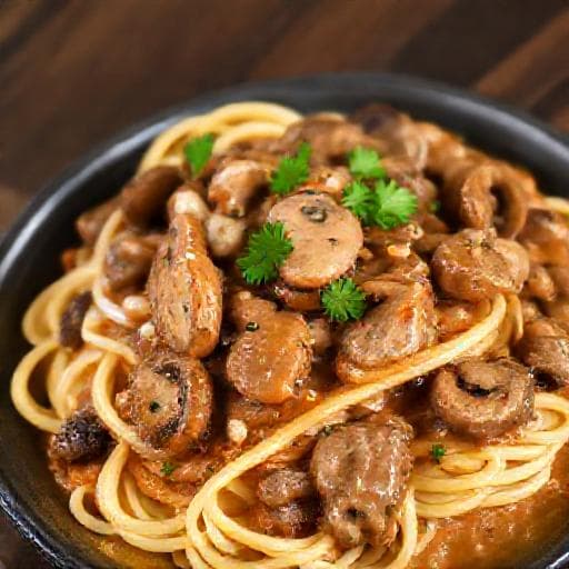 Vită Rapidă în Sos de Vin Roșu (Stroganoff Simplificat)