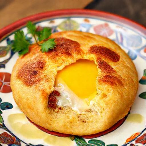 Arepa de Huevo con Hogao y Queso