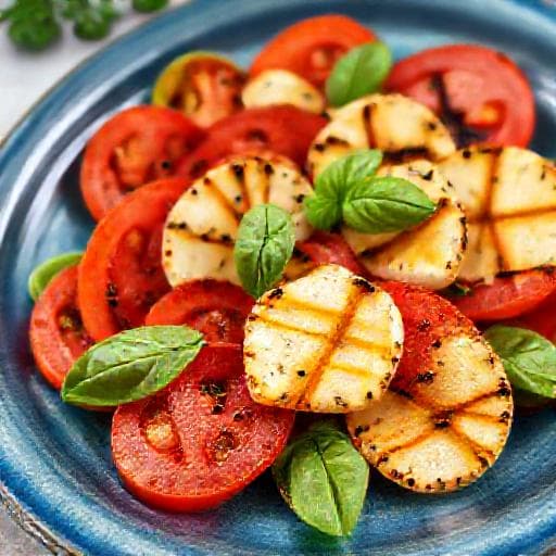Caprese saláta grillezett halloumi sajttal