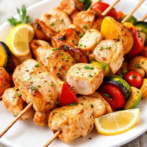 Csirkés Souvlaki Citromos-Fokhagymás Marináddal és Sült Zöldségekkel