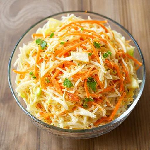 Зелева салата с моркови и ябълка
