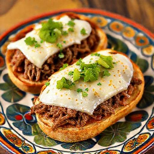 Molletes Estilo Guadalajara (con Carne Deshebrada)