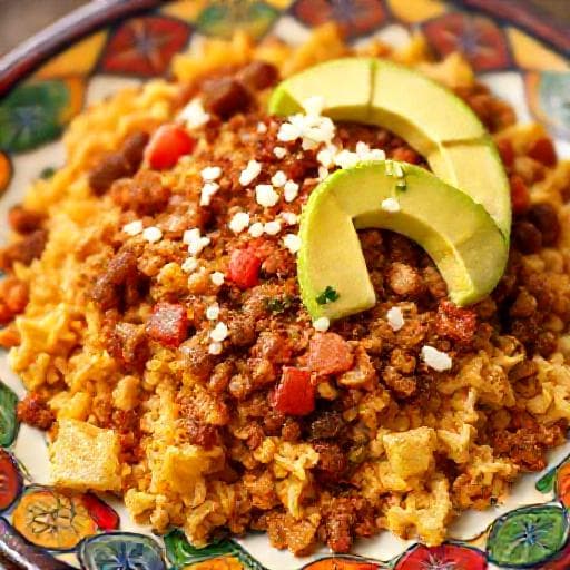 Migas con Chorizo y Aguacate