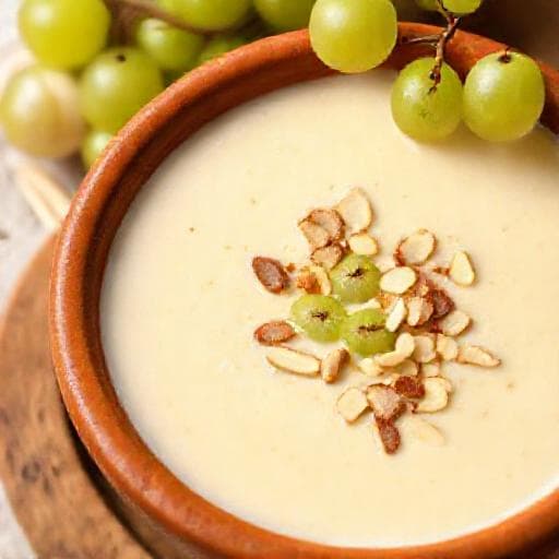 Gazpacho Blanco Andaluz con Uvas y Almendras Tostadas
