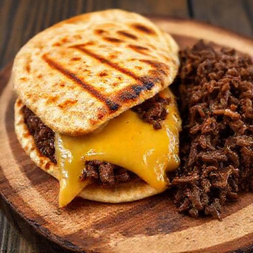 Arepa Santandereana con Queso y Guiso de Carne