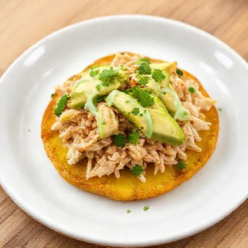 Patacón Rápido con Pollo y Aguacate