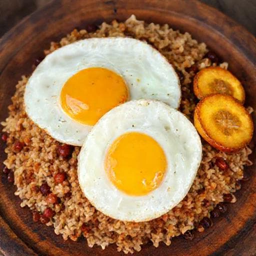 Gallo Pinto con Huevo Estrellado y Plátano Maduro