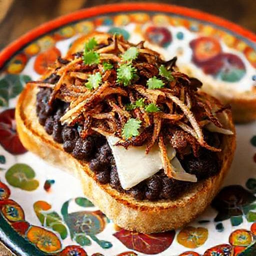 Molletes Oaxaqueños con Quesillo y Tasajo