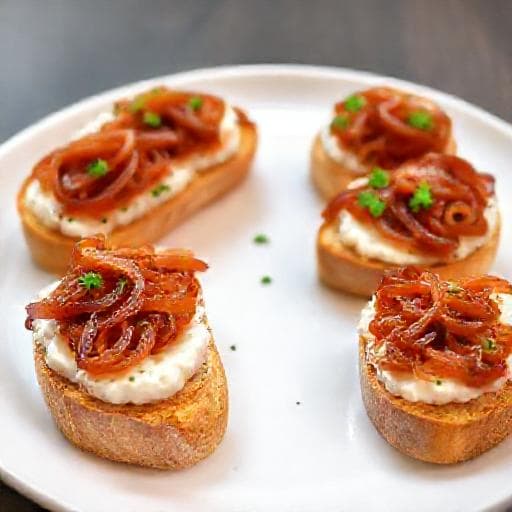 Hurtige Crostini med Gedeost og Rødløg