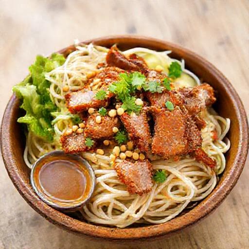 Bún Bò Nam Bộ med Sprød Svinekød