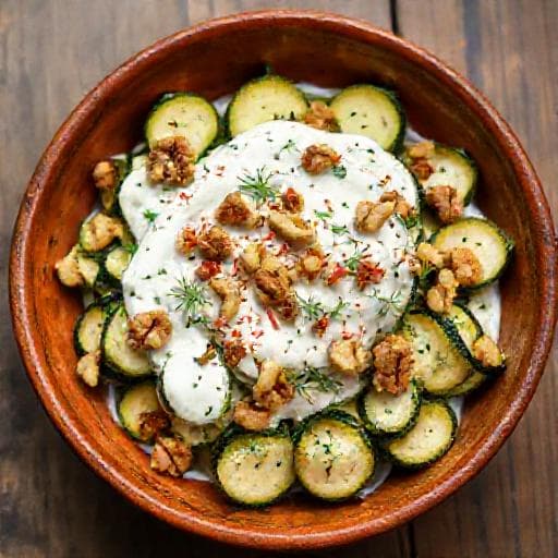 Cevizli ve Baharatlı Yoğurtlu Kabak Salatası